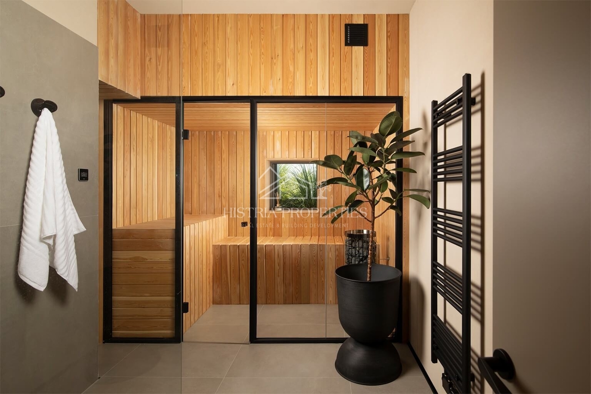 Sodobna arhitekturna zasnova in hiša, ki vas bo za trenutek ustavila z osupljivim razgledom na Brionske otoke