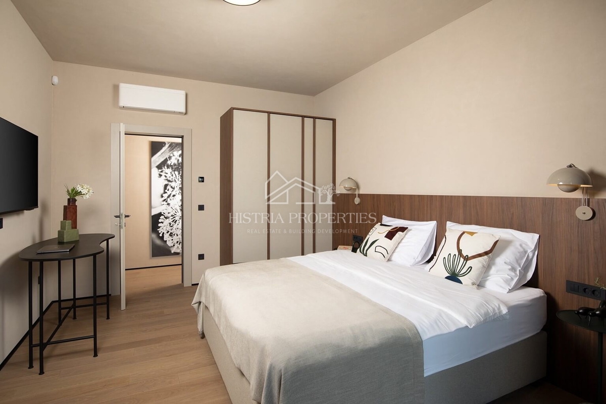 Sodobna arhitekturna zasnova in hiša, ki vas bo za trenutek ustavila z osupljivim razgledom na Brionske otoke