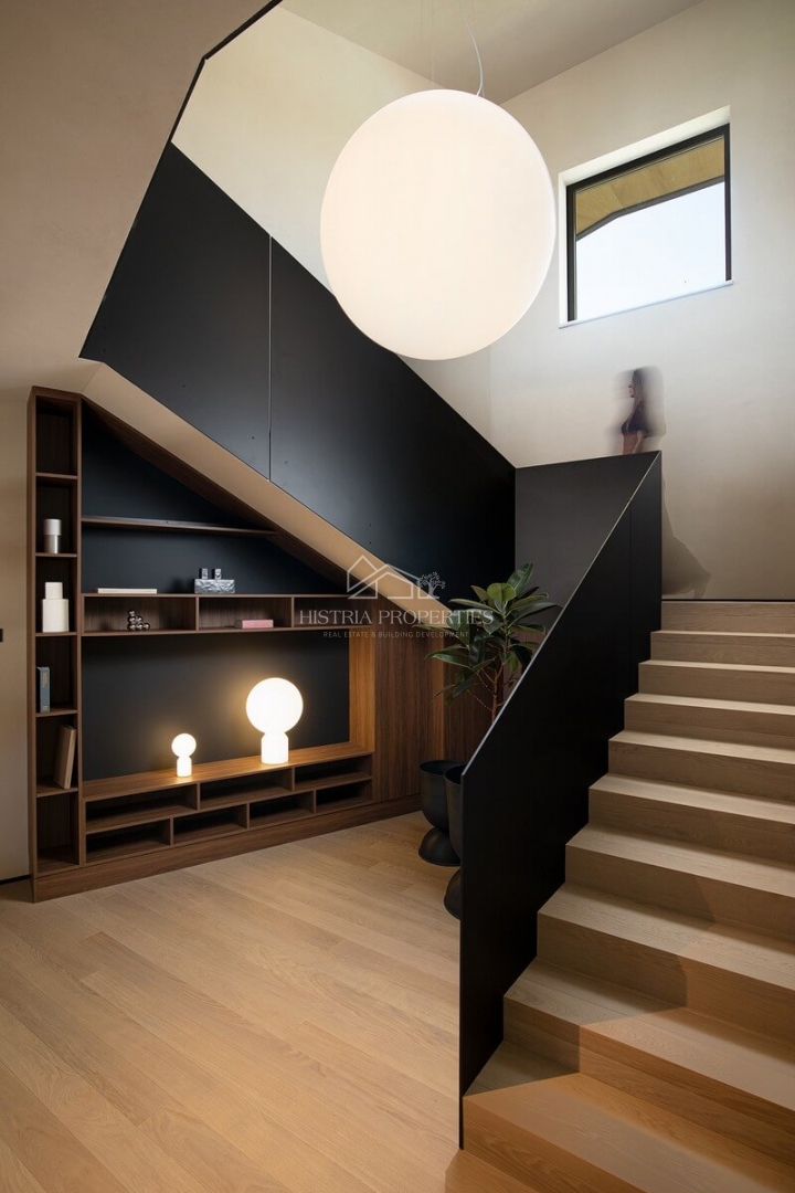 Sodobna arhitekturna zasnova in hiša, ki vas bo za trenutek ustavila z osupljivim razgledom na Brionske otoke