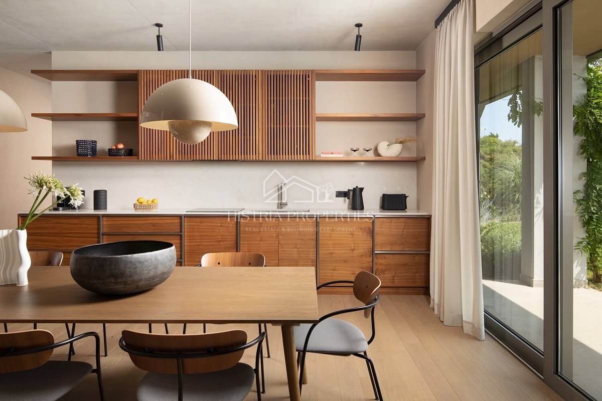 Sodobna arhitekturna zasnova in hiša, ki vas bo za trenutek ustavila z osupljivim razgledom na Brionske otoke