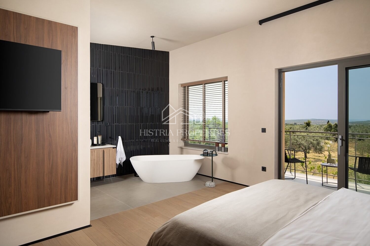 Sodobna arhitekturna zasnova in hiša, ki vas bo za trenutek ustavila z osupljivim razgledom na Brionske otoke