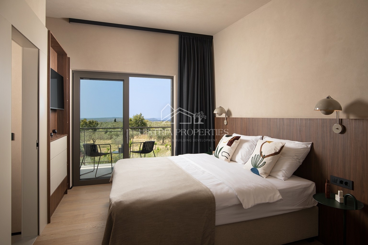 Sodobna arhitekturna zasnova in hiša, ki vas bo za trenutek ustavila z osupljivim razgledom na Brionske otoke