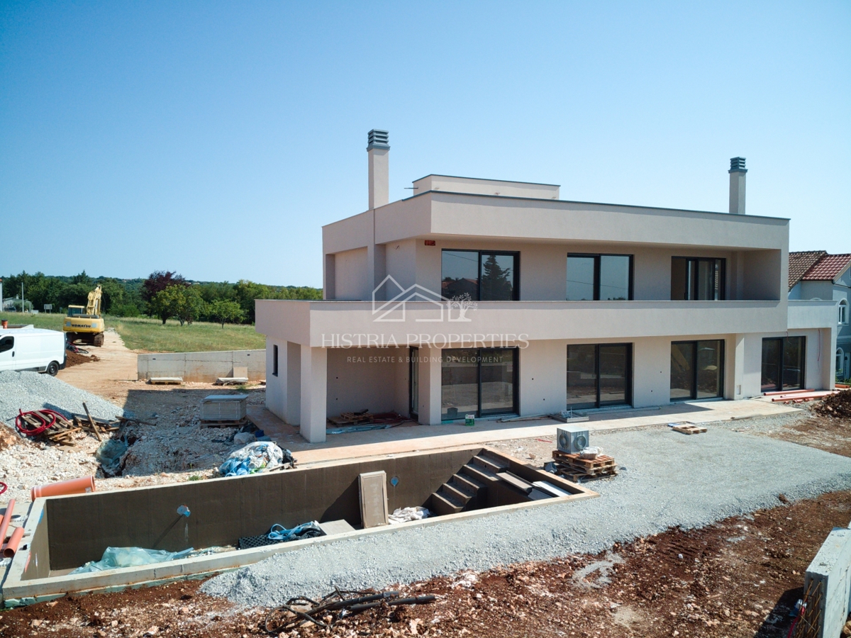 Strešna terasa z razgledom, jacuzzi in prostorna kakovostna vila v mestu z vsemi udobji