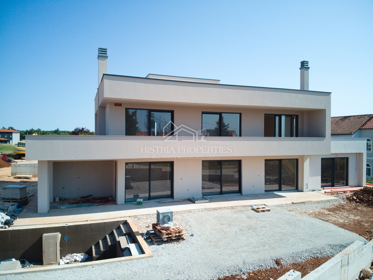 Strešna terasa z razgledom, jacuzzi in prostorna kakovostna vila v mestu z vsemi udobji