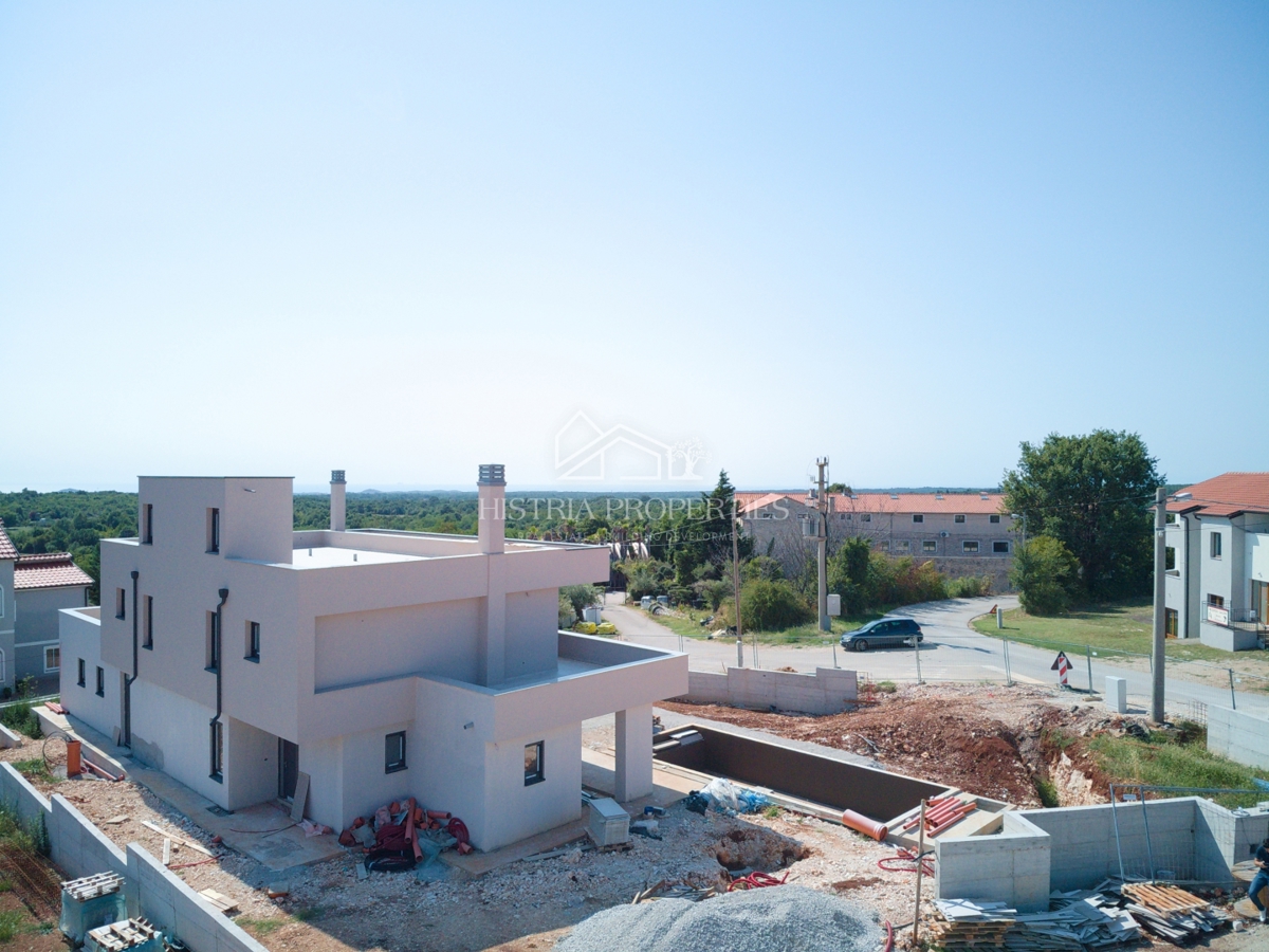 Strešna terasa z razgledom, jacuzzi in prostorna kakovostna vila v mestu z vsemi udobji