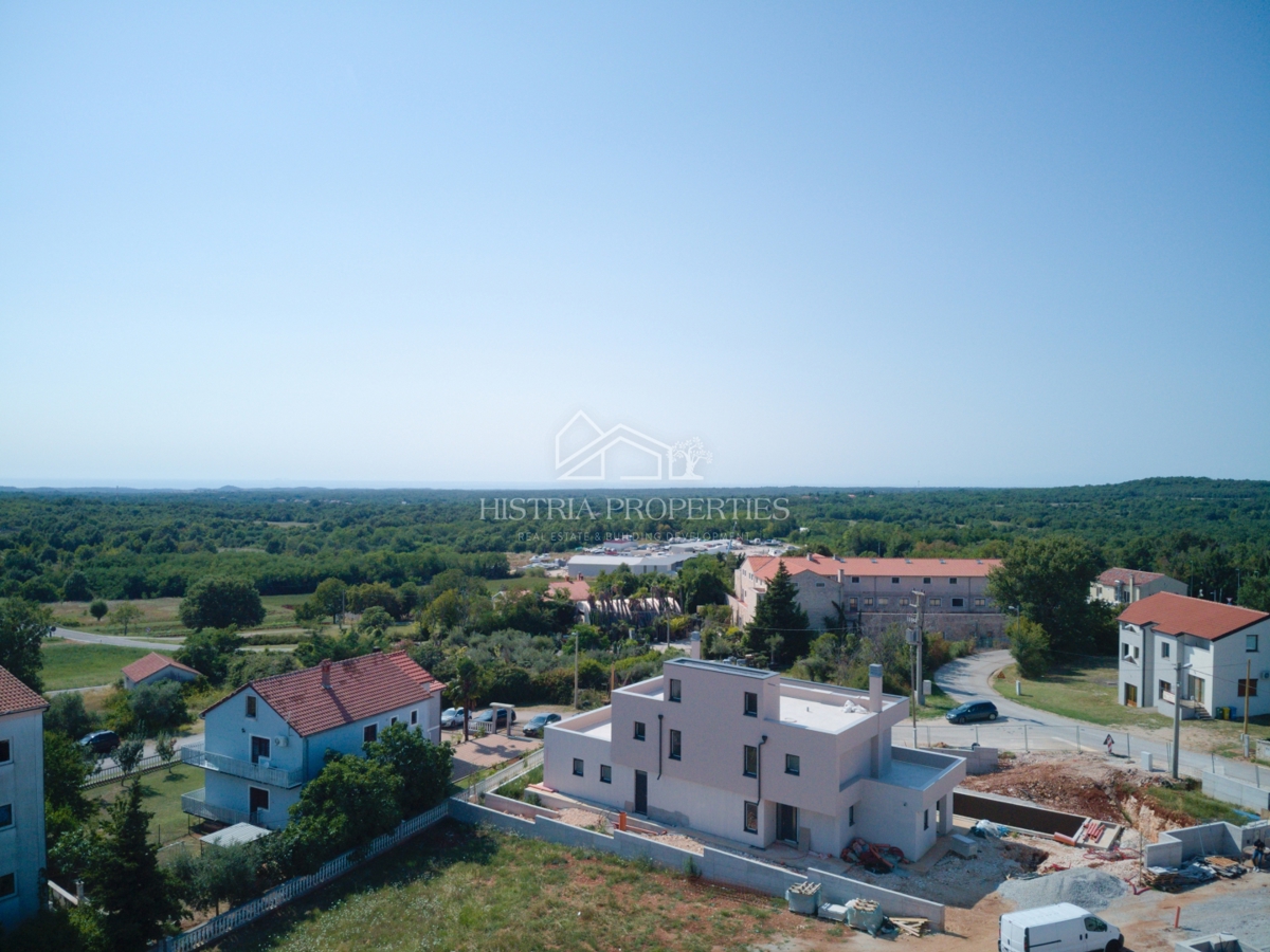 Strešna terasa z razgledom, jacuzzi in prostorna kakovostna vila v mestu z vsemi udobji