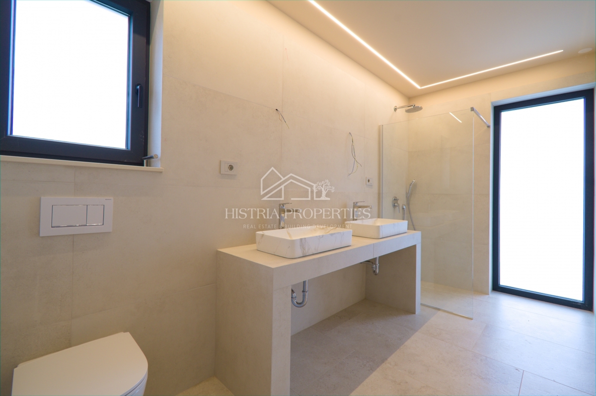 Moderna udobna vila s strešno teraso, kakovostno opremo in edinstvenim razgledom