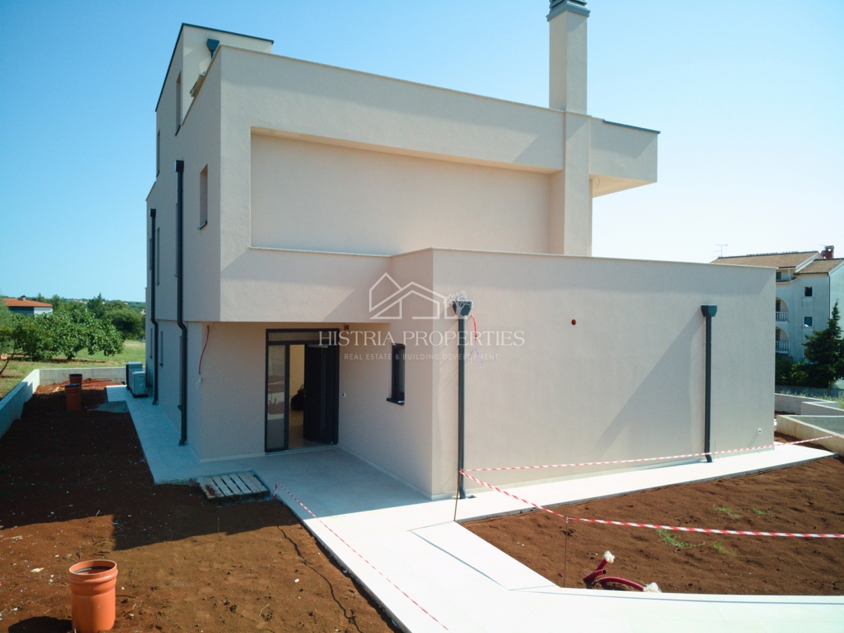 Moderna udobna vila s strešno teraso, kakovostno opremo in edinstvenim razgledom