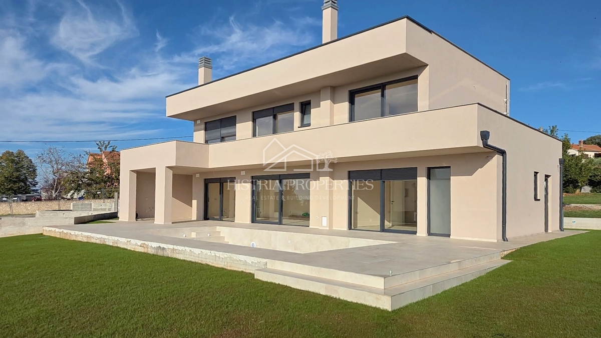 Moderna udobna vila s strešno teraso, kakovostno opremo in edinstvenim razgledom