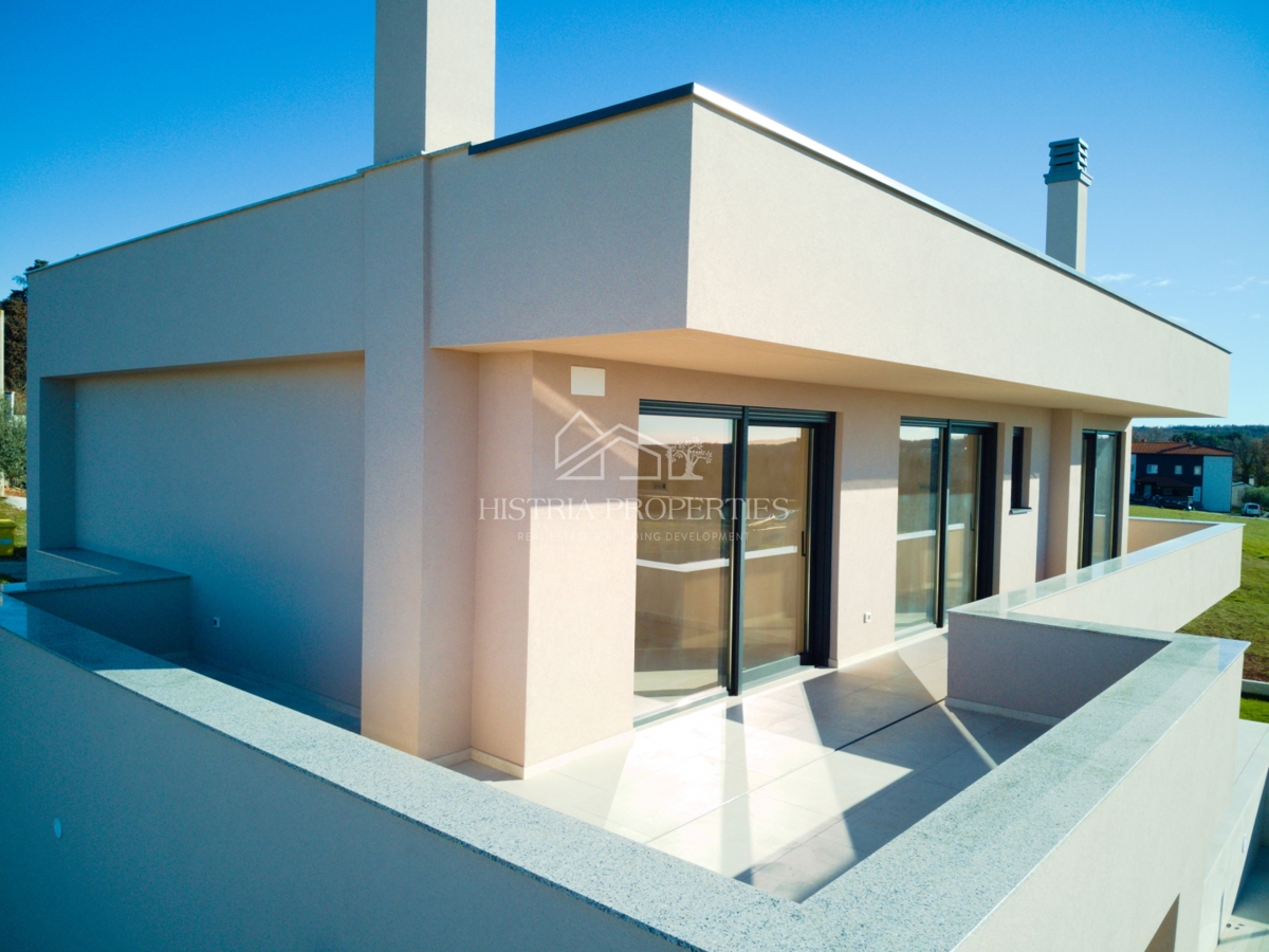 Moderna udobna vila s strešno teraso, kakovostno opremo in edinstvenim razgledom