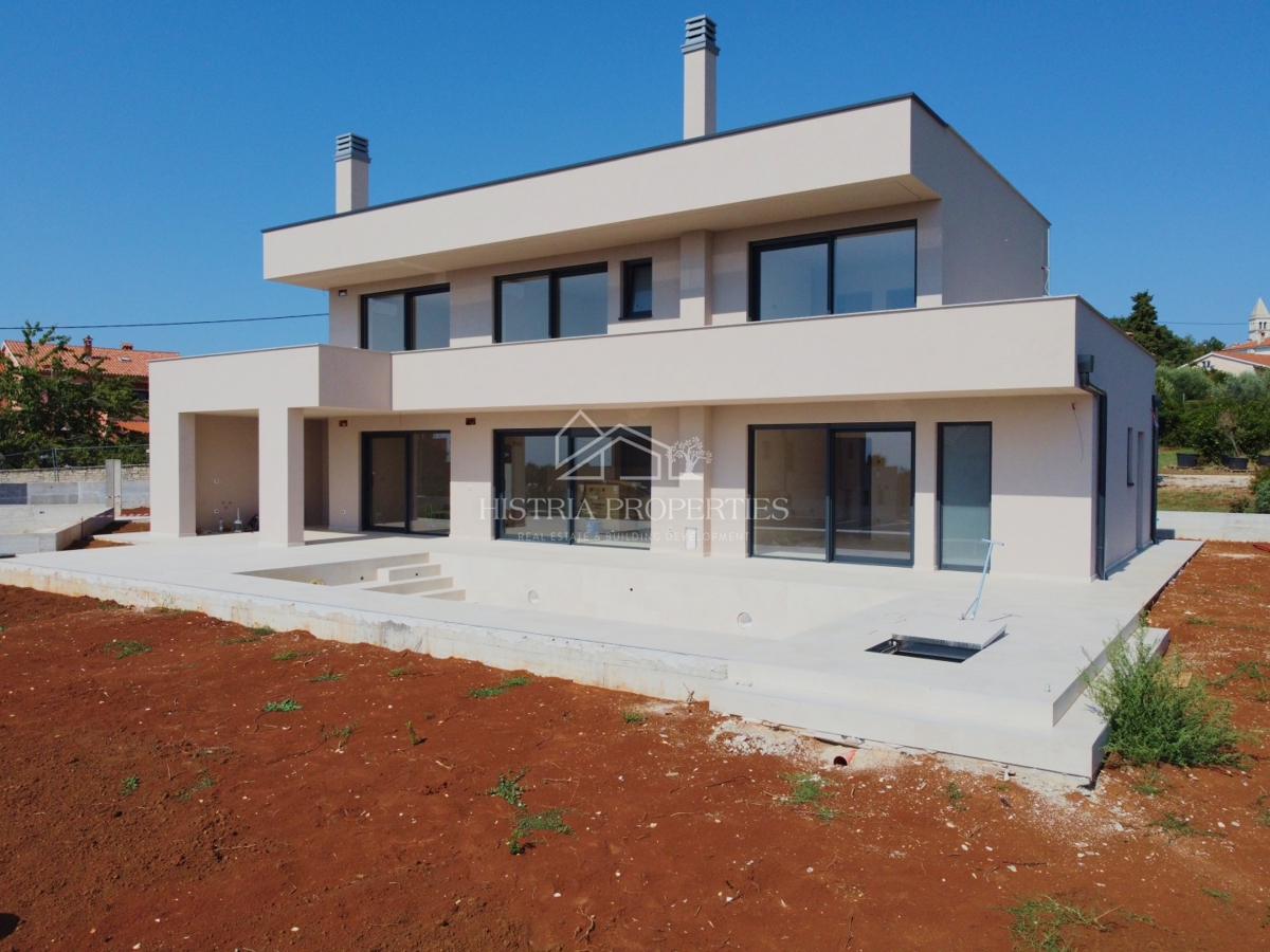 Moderna udobna vila s strešno teraso, kakovostno opremo in edinstvenim razgledom