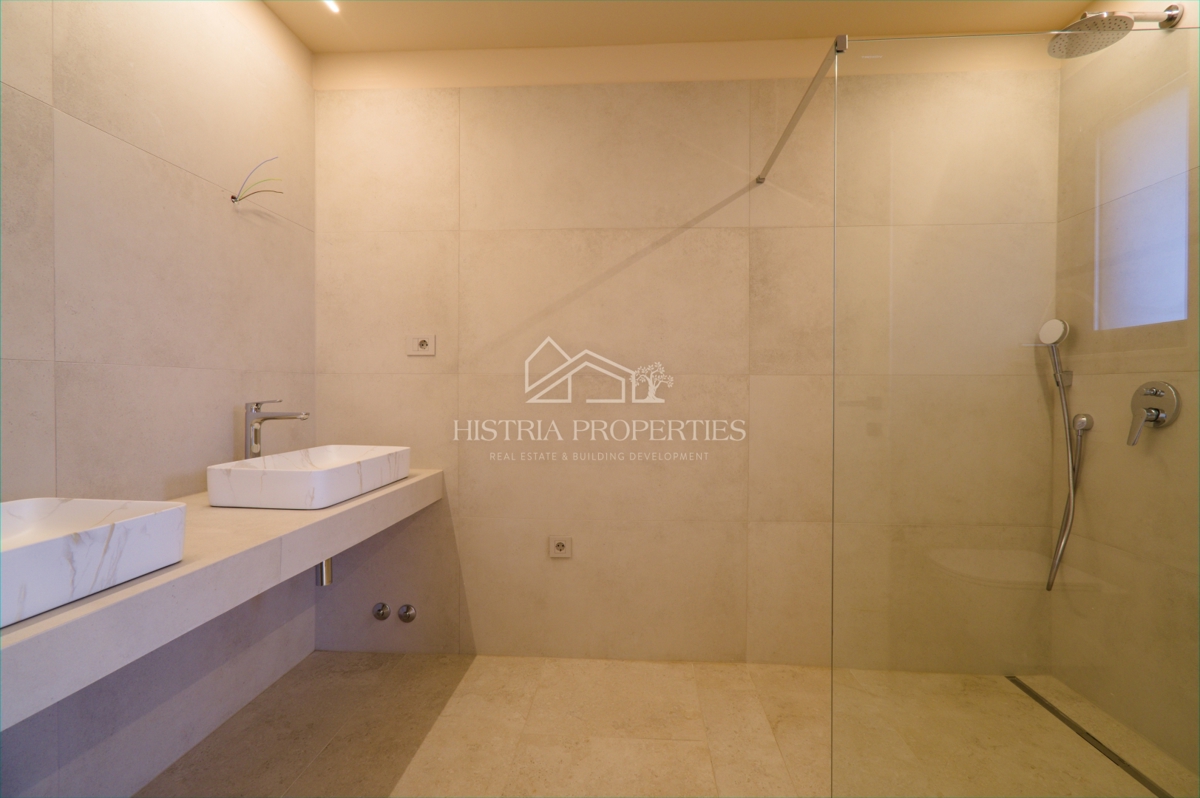 Moderna udobna vila s strešno teraso, kakovostno opremo in edinstvenim razgledom