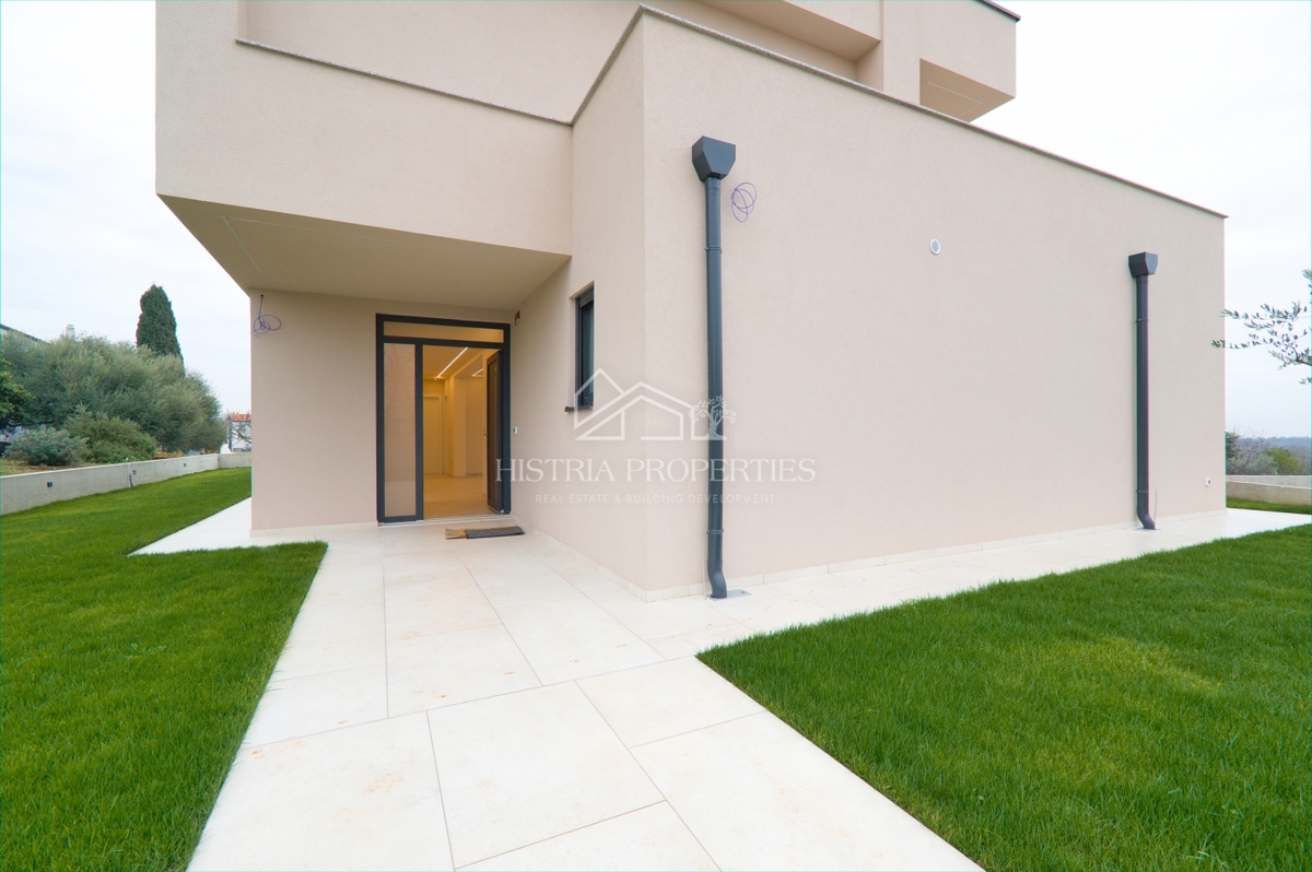 Moderna udobna vila s strešno teraso, kakovostno opremo in edinstvenim razgledom