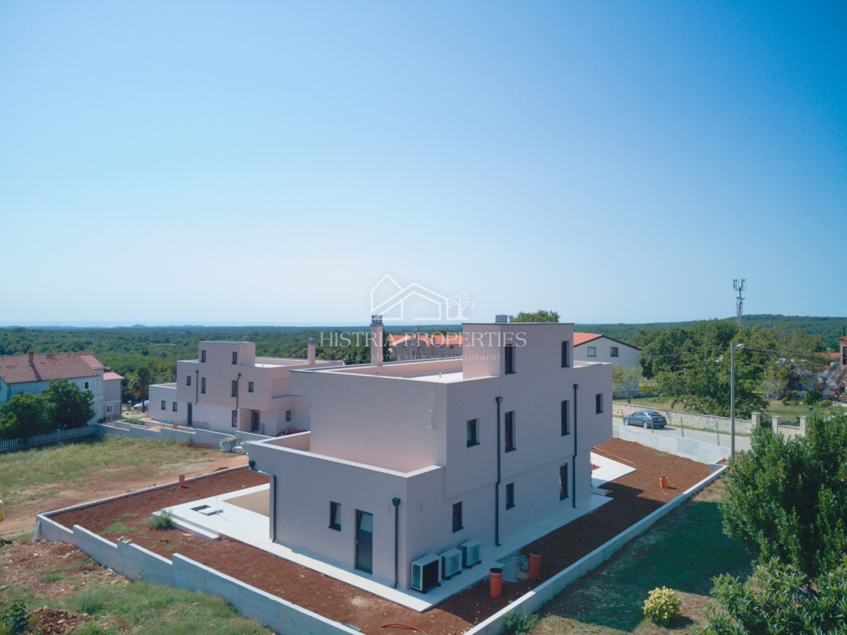 Moderna udobna vila s strešno teraso, kakovostno opremo in edinstvenim razgledom