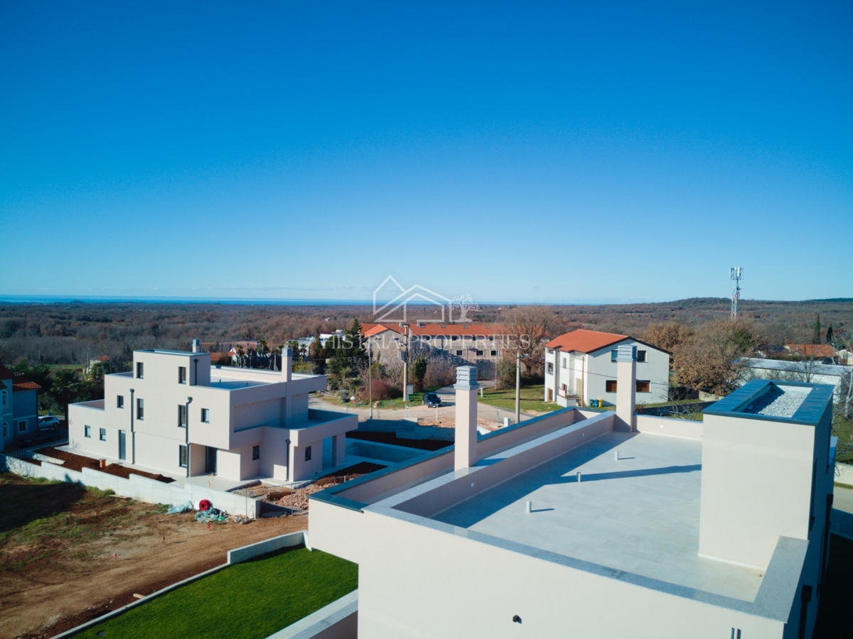 Moderna udobna vila s strešno teraso, kakovostno opremo in edinstvenim razgledom