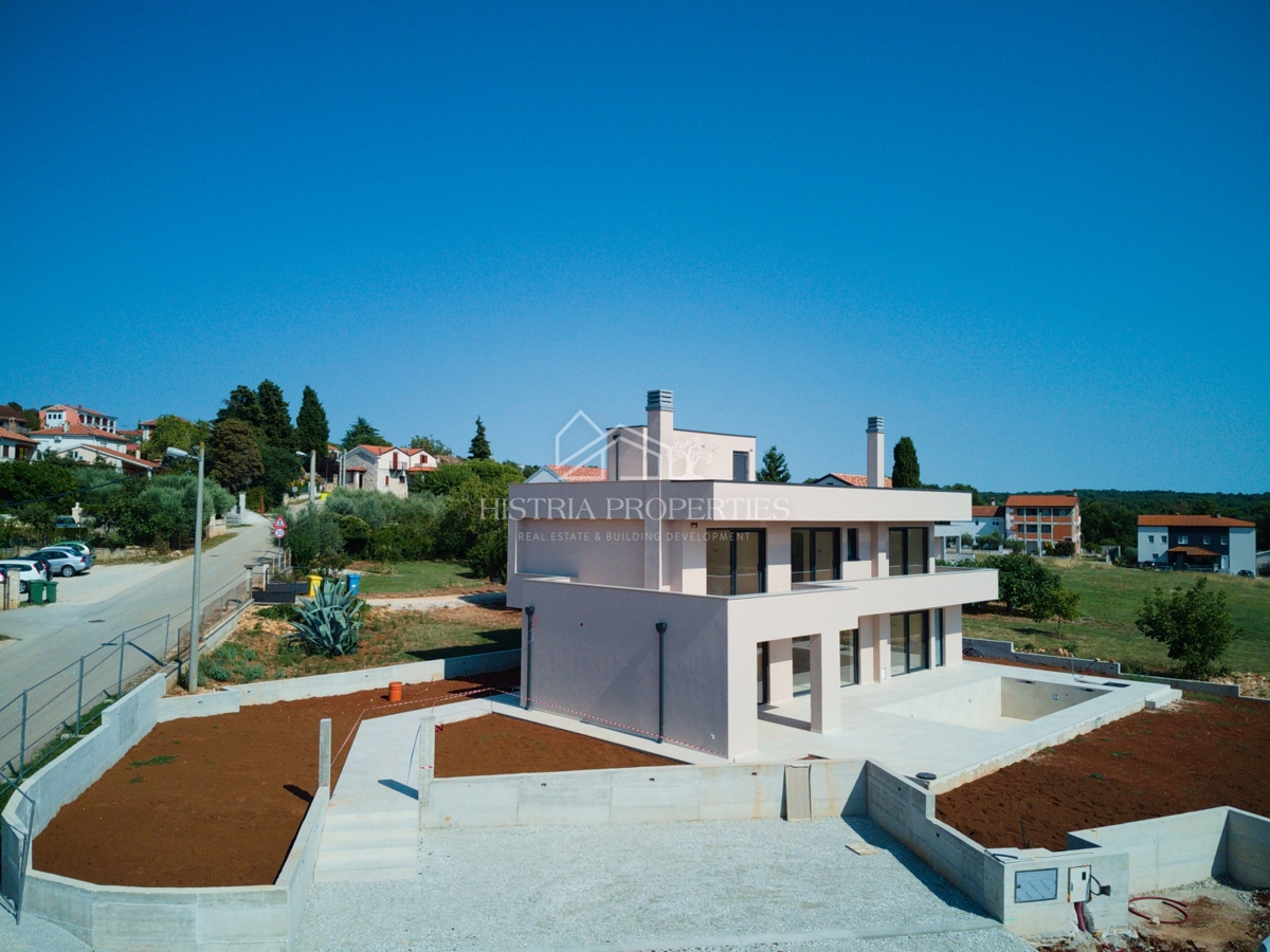 Moderna udobna vila s strešno teraso, kakovostno opremo in edinstvenim razgledom