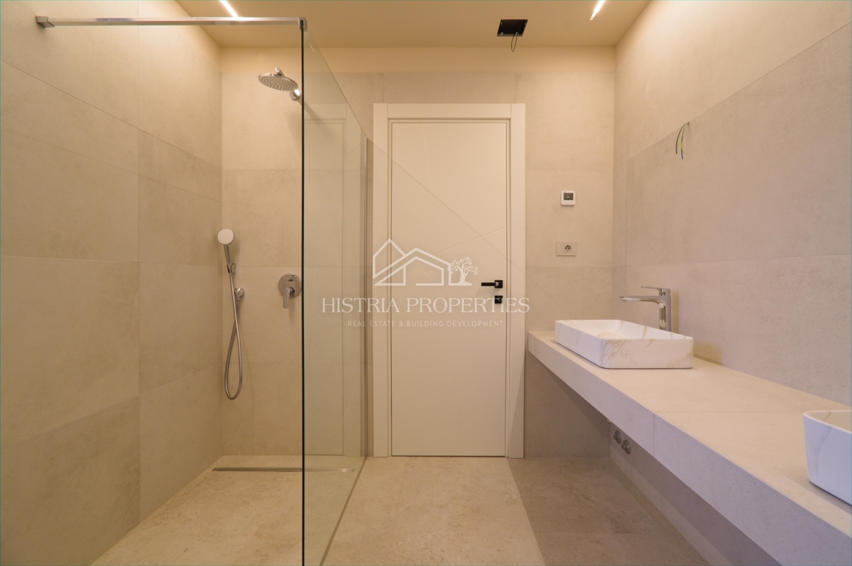 Moderna udobna vila s strešno teraso, kakovostno opremo in edinstvenim razgledom