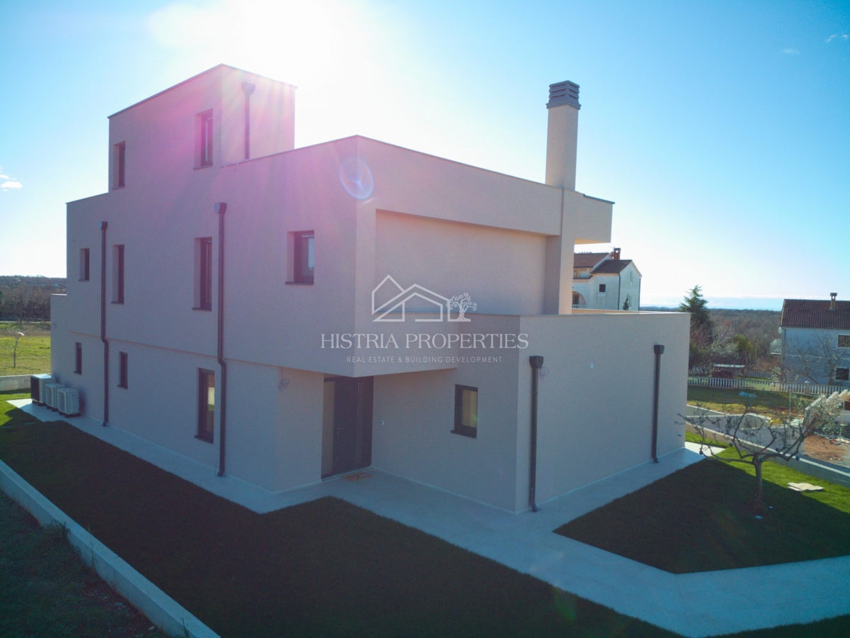 Moderna udobna vila s strešno teraso, kakovostno opremo in edinstvenim razgledom