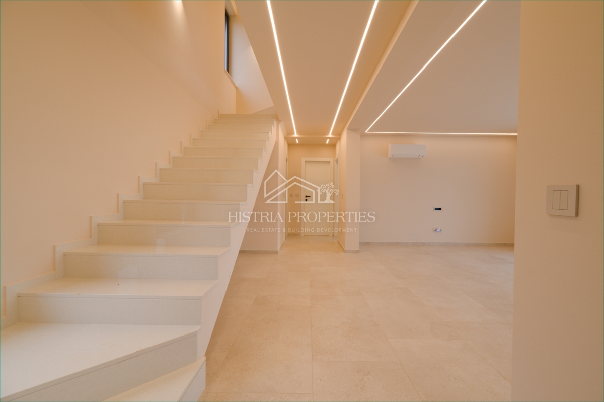 Moderna udobna vila s strešno teraso, kakovostno opremo in edinstvenim razgledom