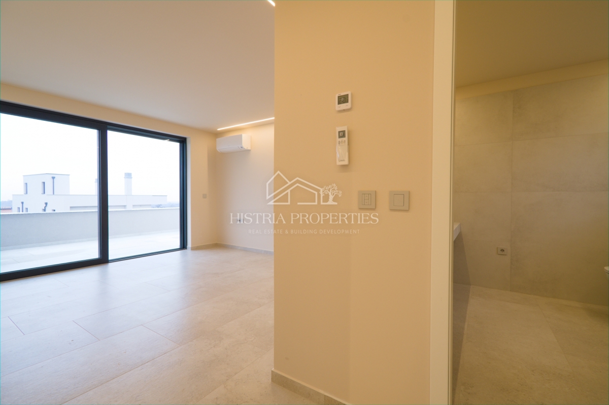 Moderna udobna vila s strešno teraso, kakovostno opremo in edinstvenim razgledom