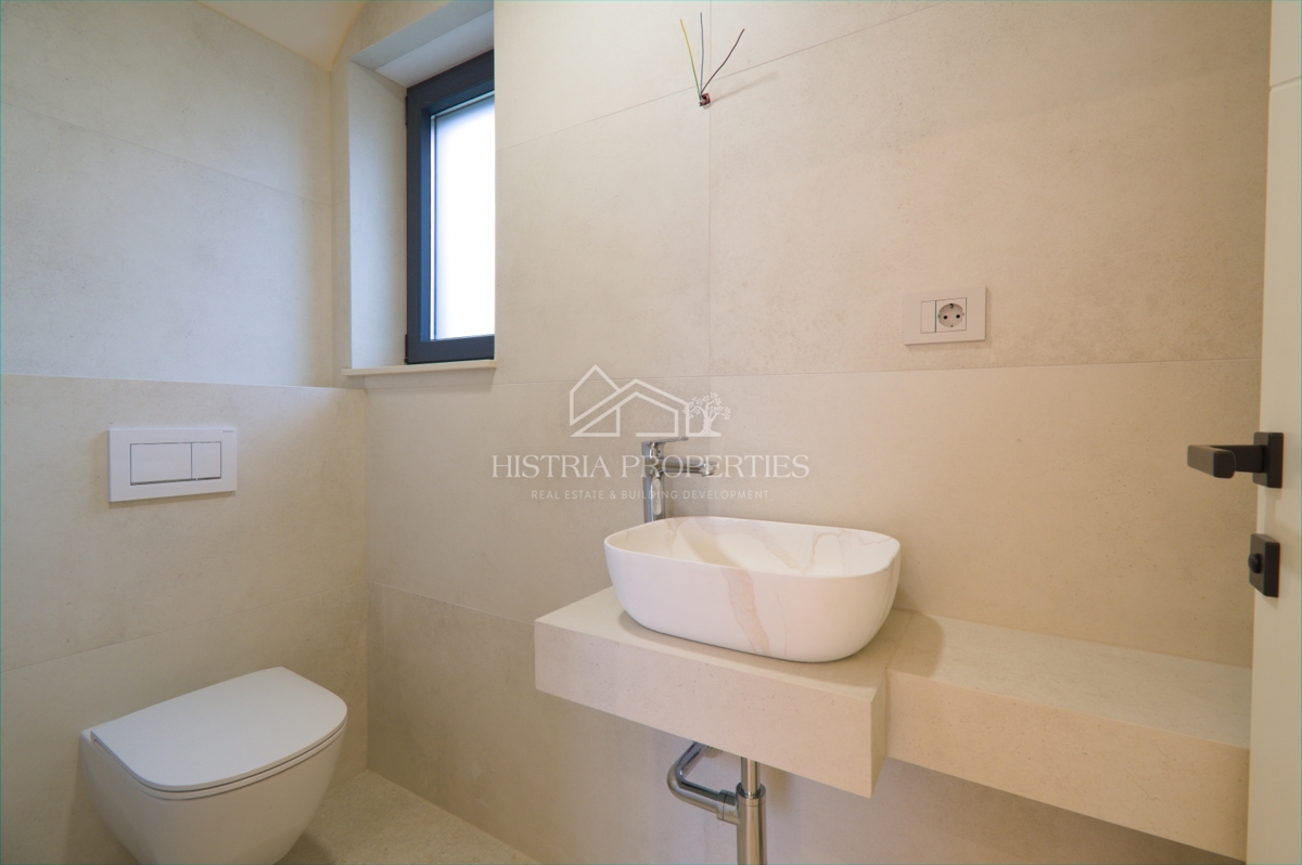 Moderna udobna vila s strešno teraso, kakovostno opremo in edinstvenim razgledom