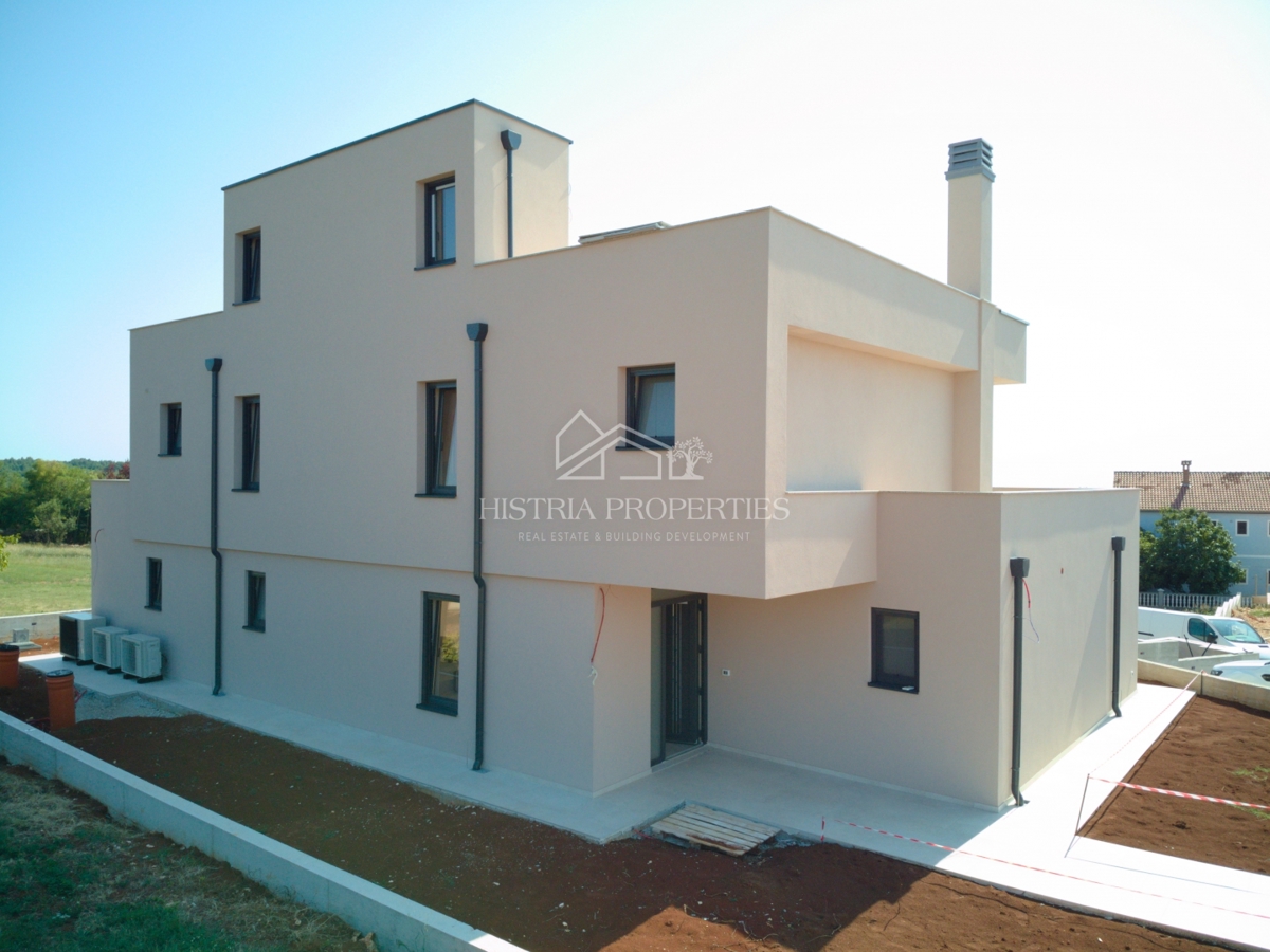 Moderna udobna vila s strešno teraso, kakovostno opremo in edinstvenim razgledom