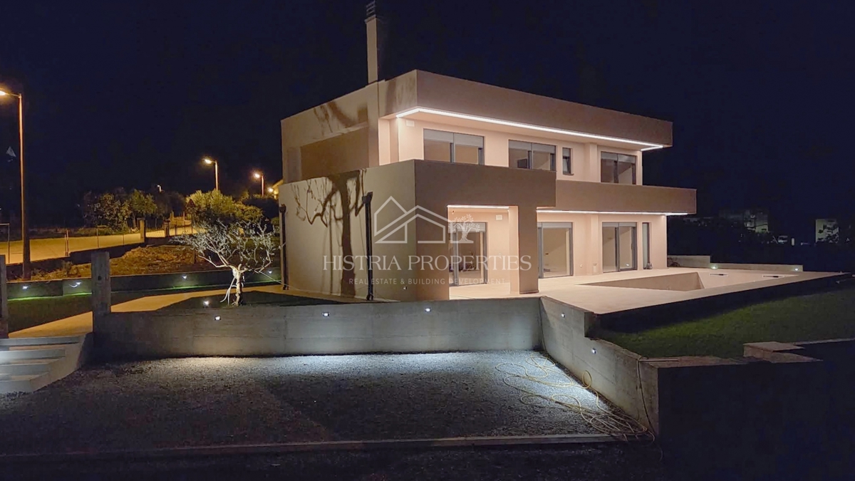 Moderna udobna vila s strešno teraso, kakovostno opremo in edinstvenim razgledom