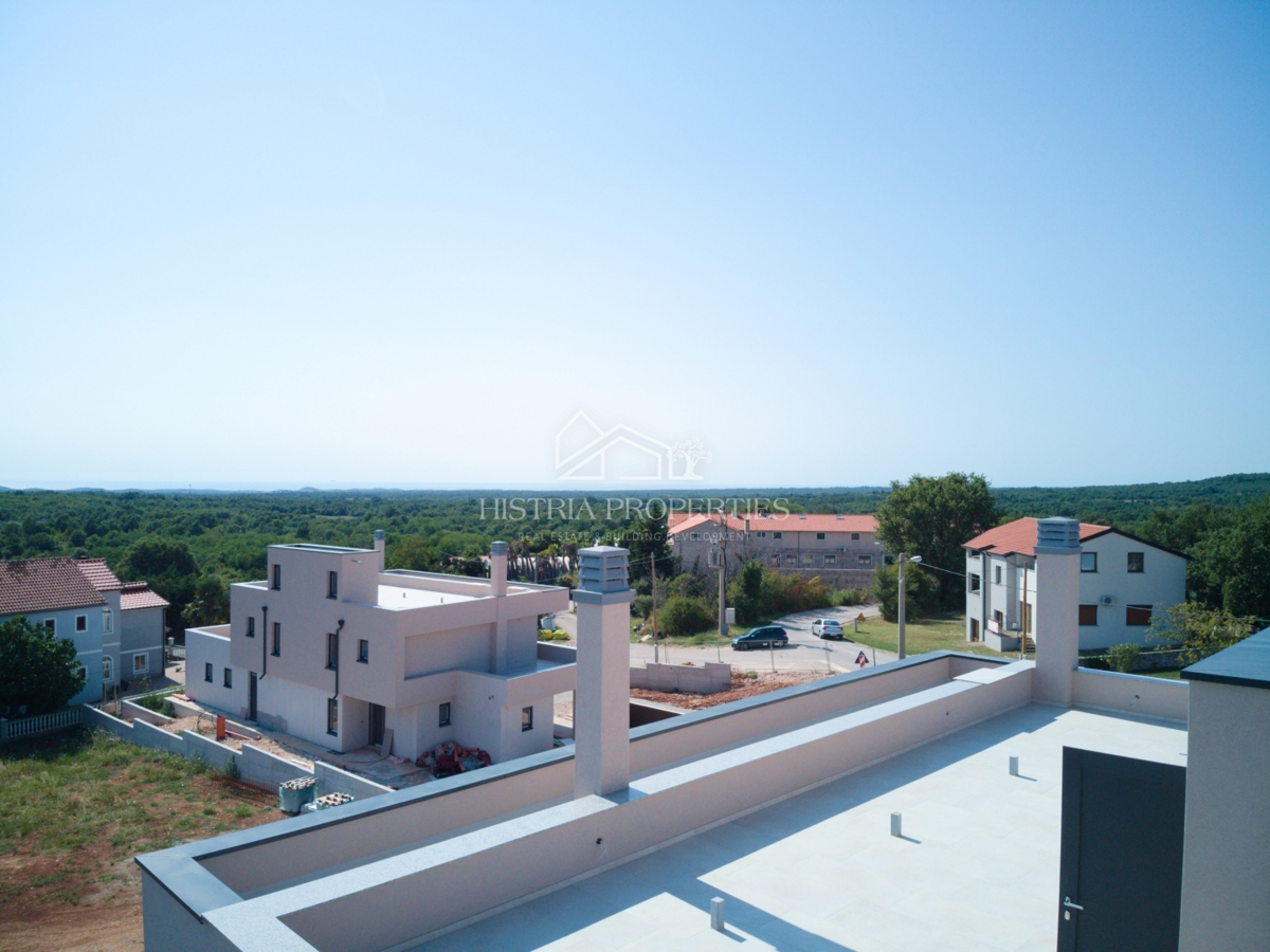 Moderna udobna vila s strešno teraso, kakovostno opremo in edinstvenim razgledom