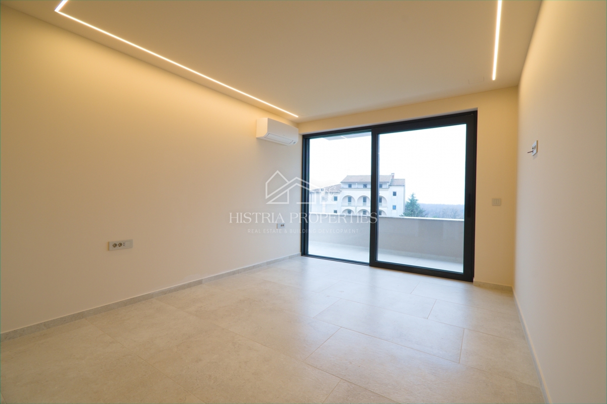 Moderna udobna vila s strešno teraso, kakovostno opremo in edinstvenim razgledom