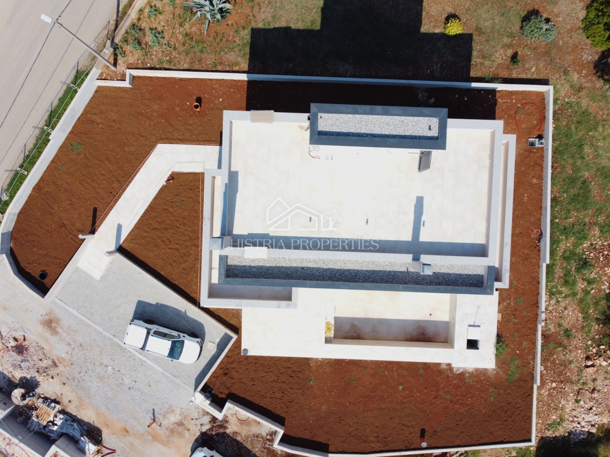 Moderna udobna vila s strešno teraso, kakovostno opremo in edinstvenim razgledom