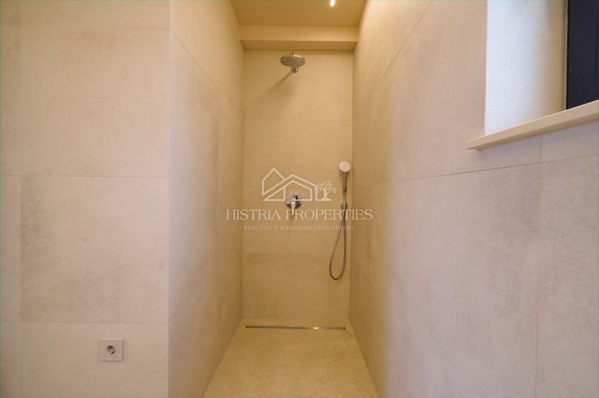 Moderna udobna vila s strešno teraso, kakovostno opremo in edinstvenim razgledom