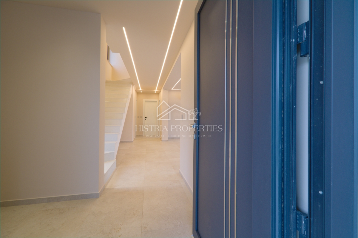 Moderna udobna vila s strešno teraso, kakovostno opremo in edinstvenim razgledom