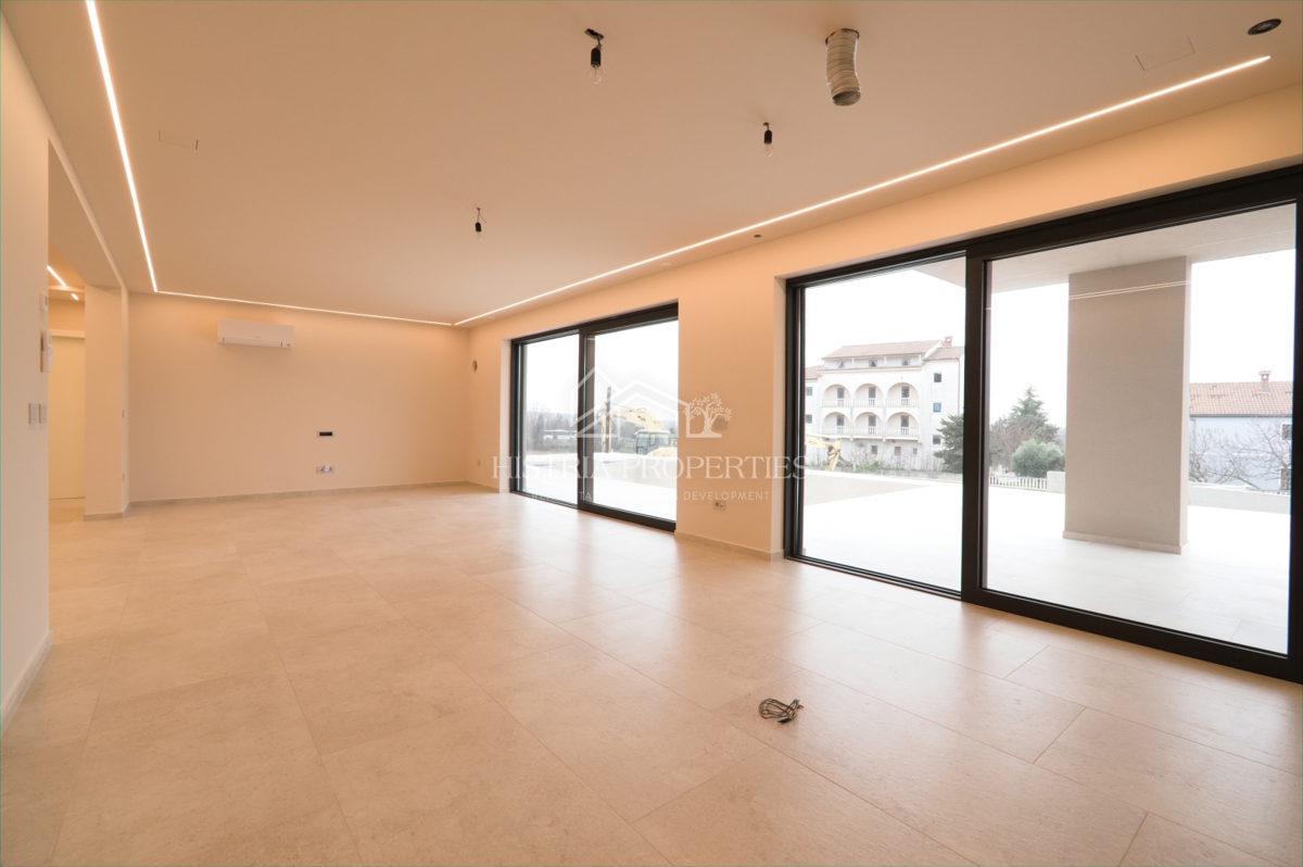 Moderna udobna vila s strešno teraso, kakovostno opremo in edinstvenim razgledom