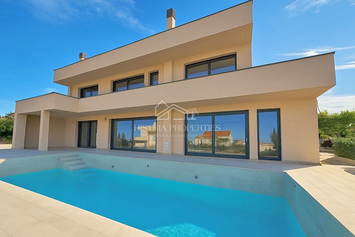 Moderna udobna vila s strešno teraso, kakovostno opremo in edinstvenim razgledom