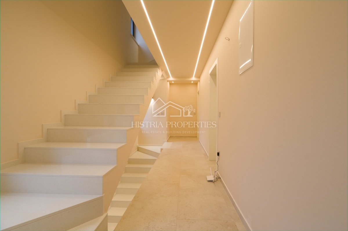 Moderna udobna vila s strešno teraso, kakovostno opremo in edinstvenim razgledom