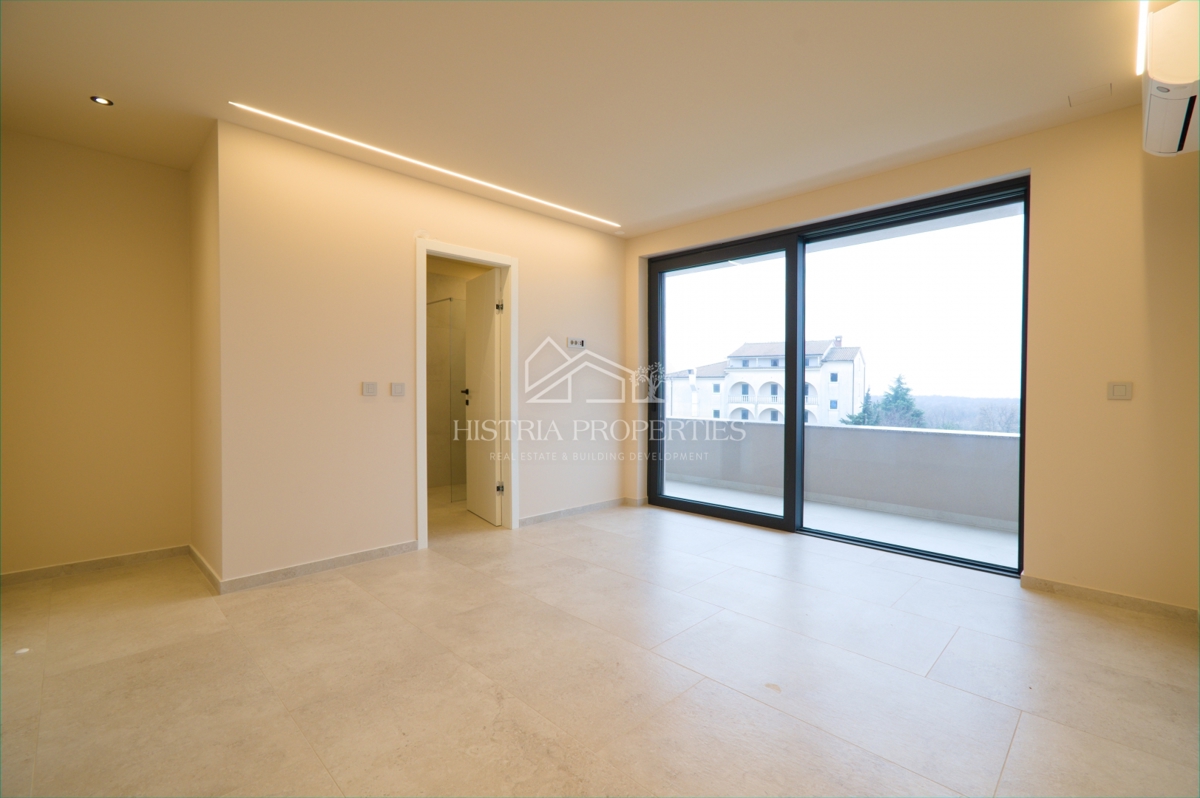 Moderna udobna vila s strešno teraso, kakovostno opremo in edinstvenim razgledom