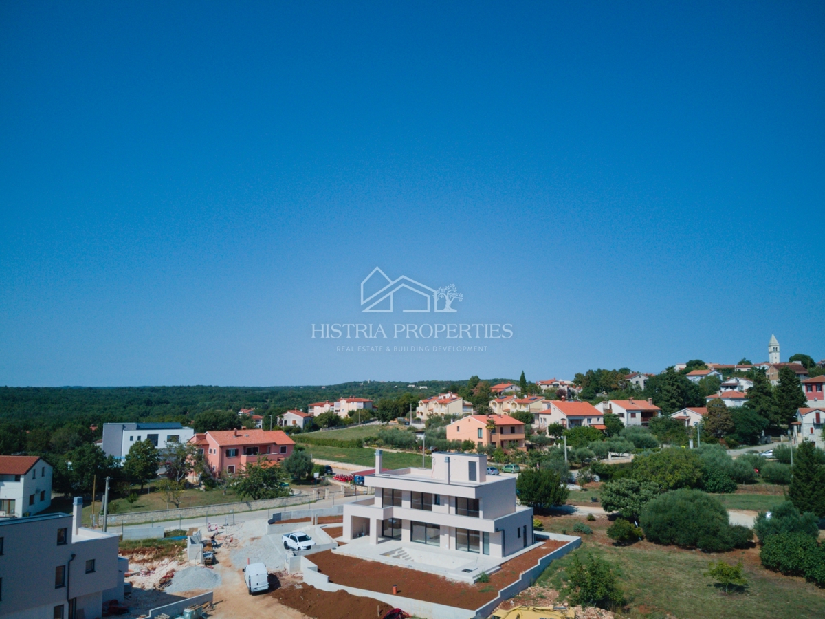 Moderna udobna vila s strešno teraso, kakovostno opremo in edinstvenim razgledom