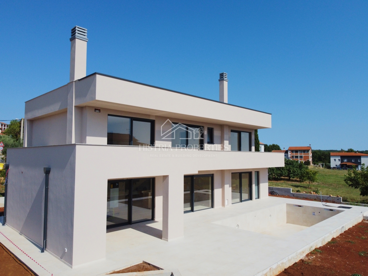 Moderna udobna vila s strešno teraso, kakovostno opremo in edinstvenim razgledom