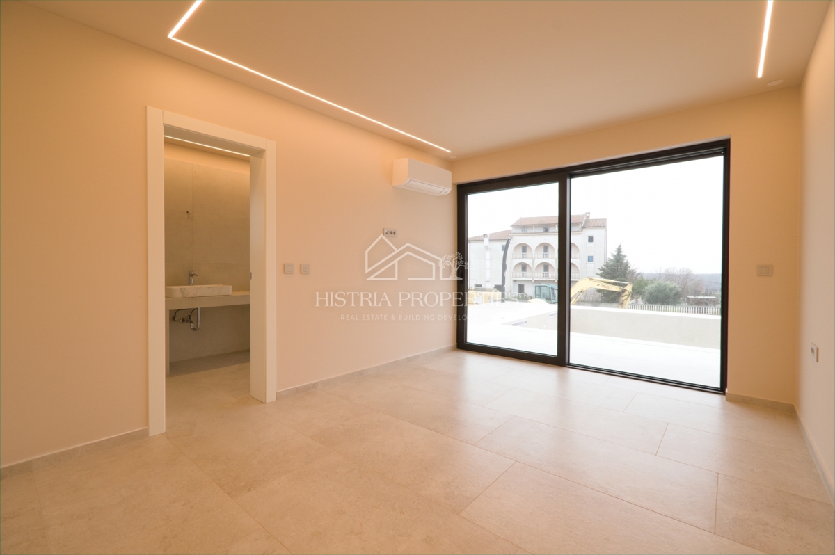 Moderna udobna vila s strešno teraso, kakovostno opremo in edinstvenim razgledom