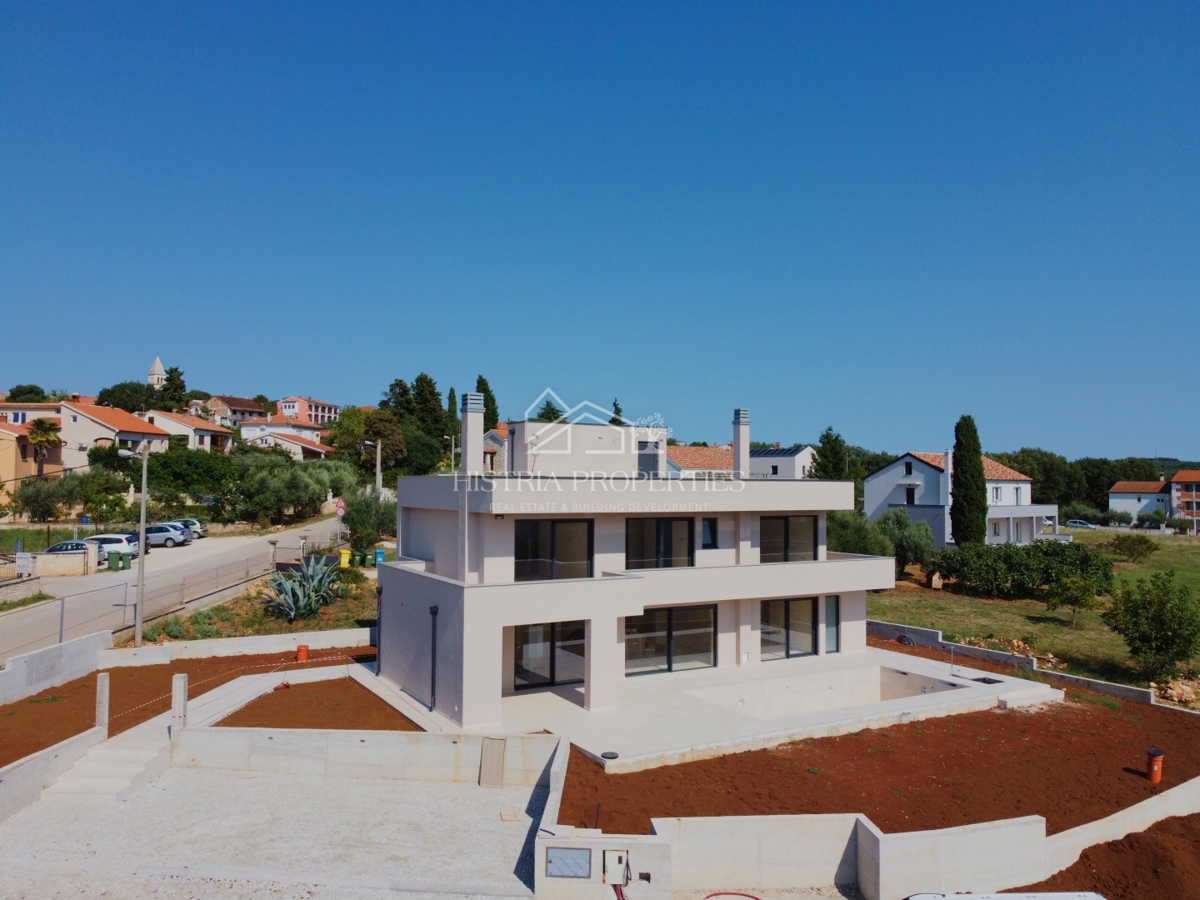 Moderna udobna vila s strešno teraso, kakovostno opremo in edinstvenim razgledom