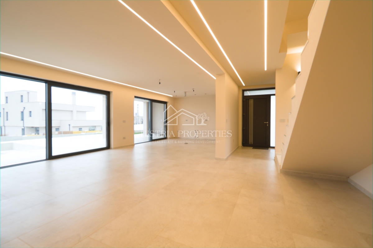 Moderna udobna vila s strešno teraso, kakovostno opremo in edinstvenim razgledom