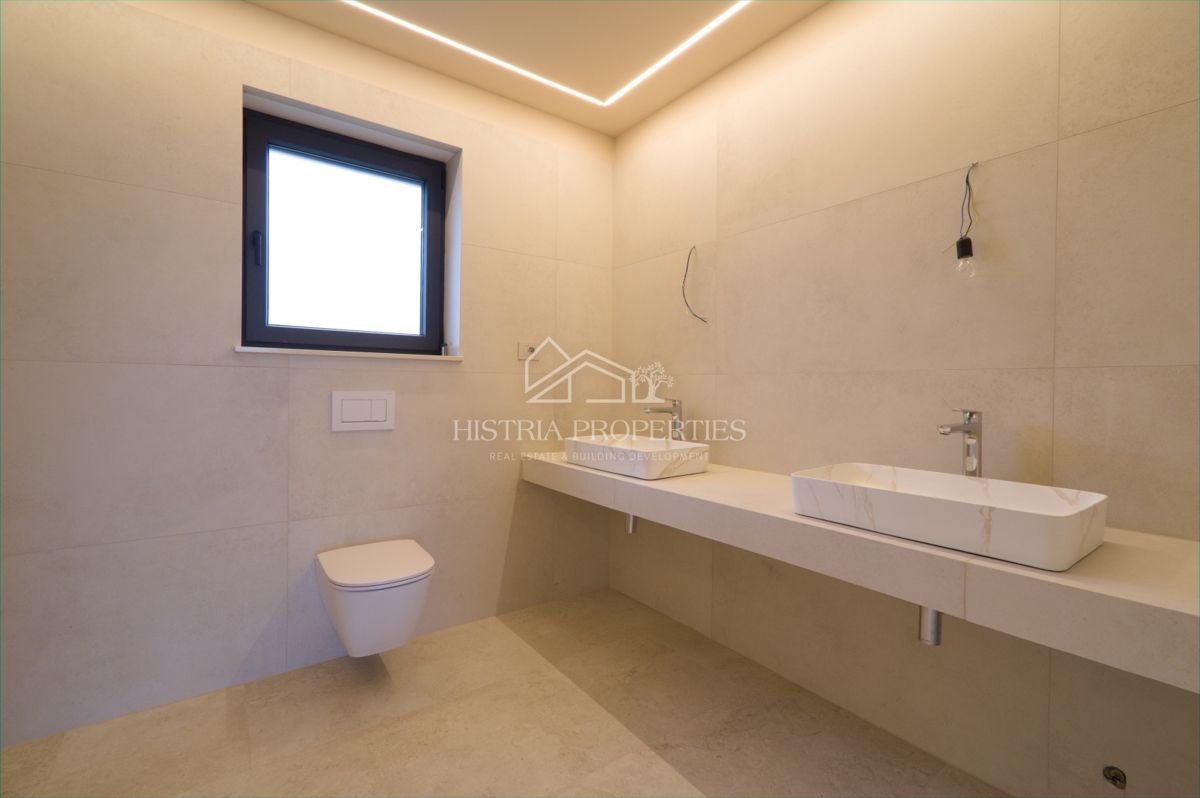 Moderna udobna vila s strešno teraso, kakovostno opremo in edinstvenim razgledom