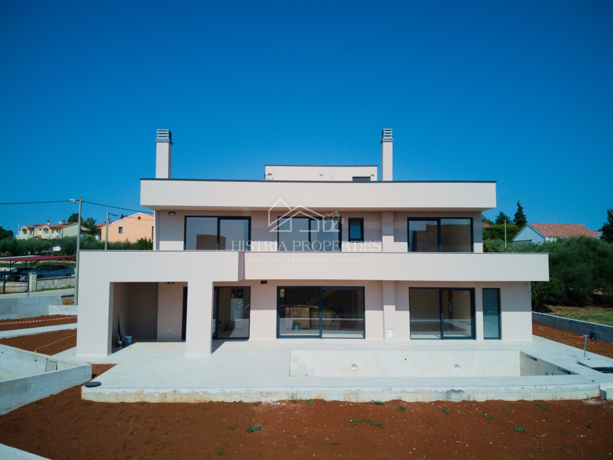 Moderna udobna vila s strešno teraso, kakovostno opremo in edinstvenim razgledom