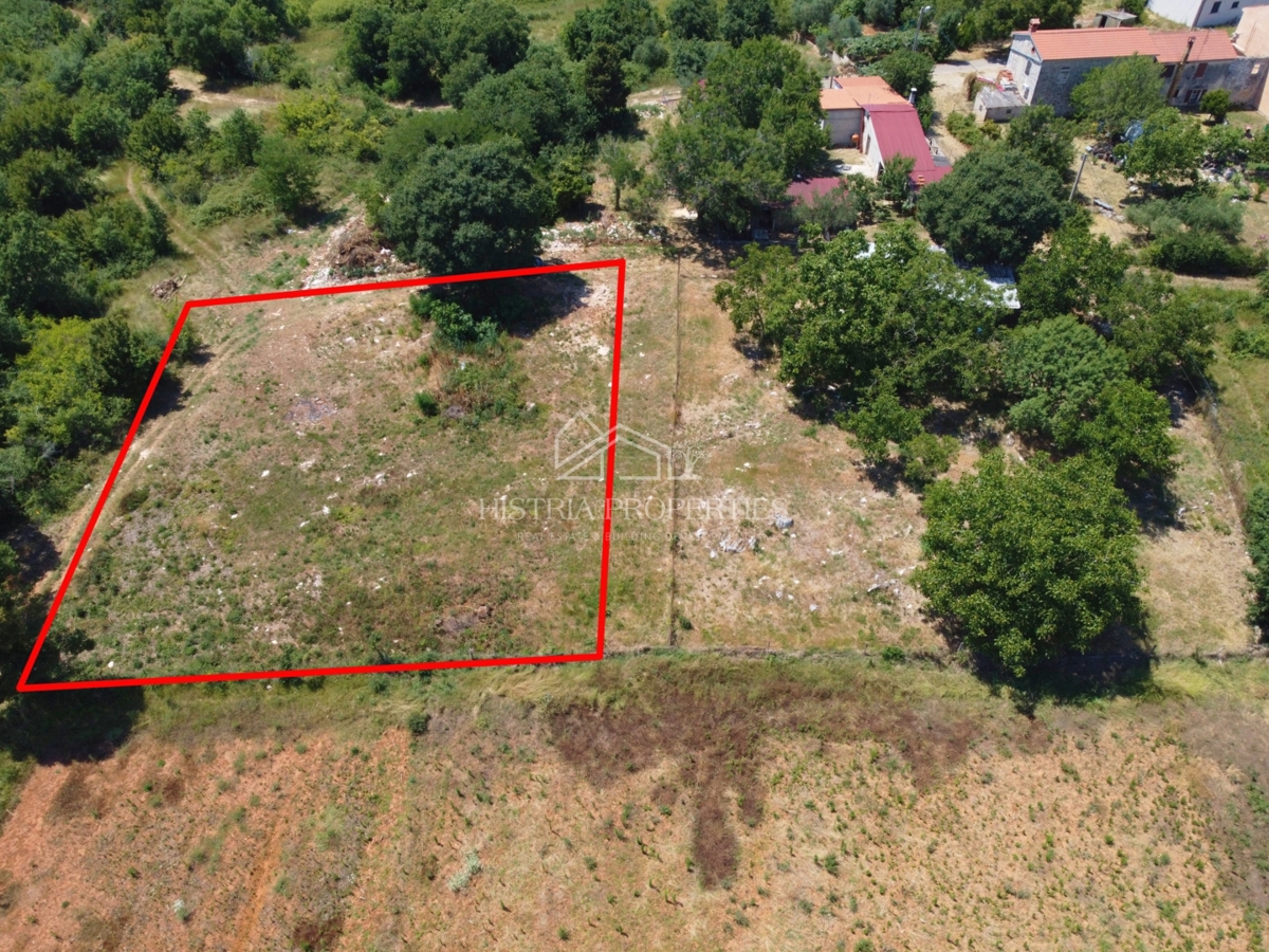 Zemljišče na mirni lokaciji, primerno za gradnjo družinske hiše ali intimne vile z bazenom