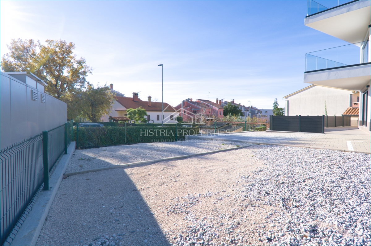 Opremljeno stanovanje v moderni novogradnji z dvoriščem 500m od plaže