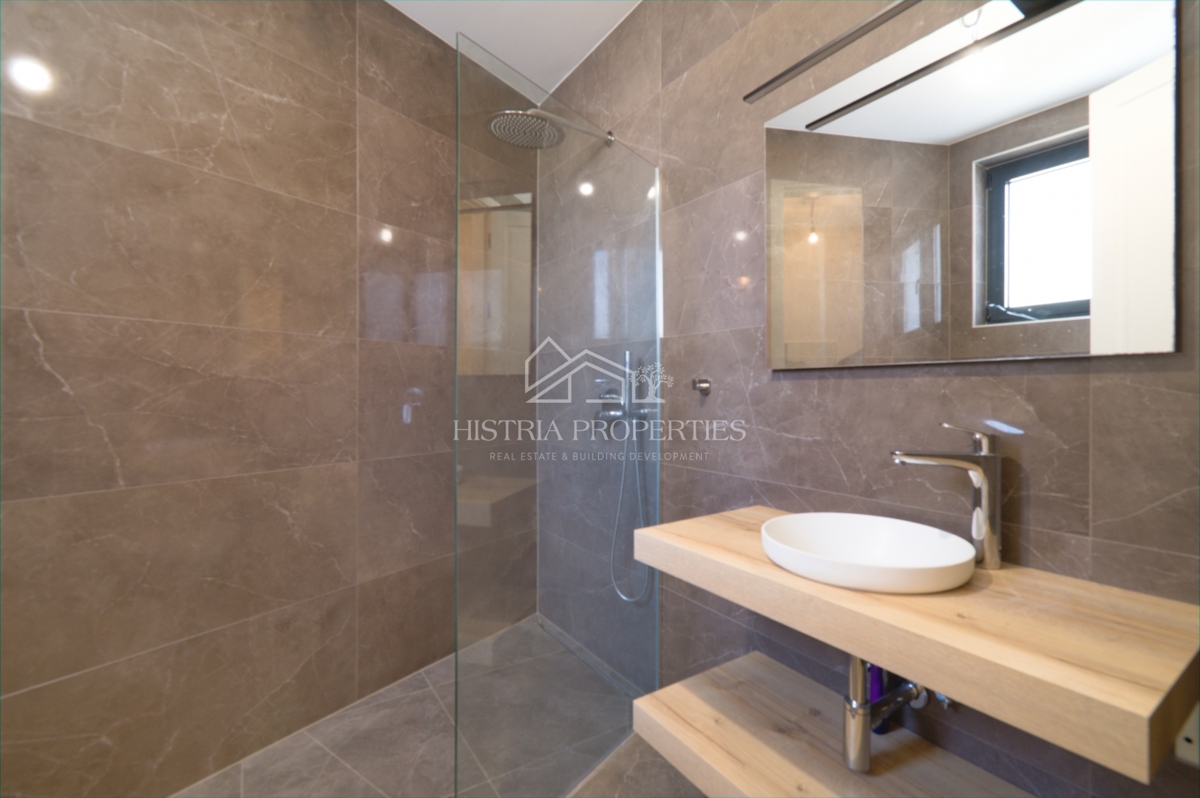 Opremljeno stanovanje v moderni novogradnji z dvoriščem 500m od plaže