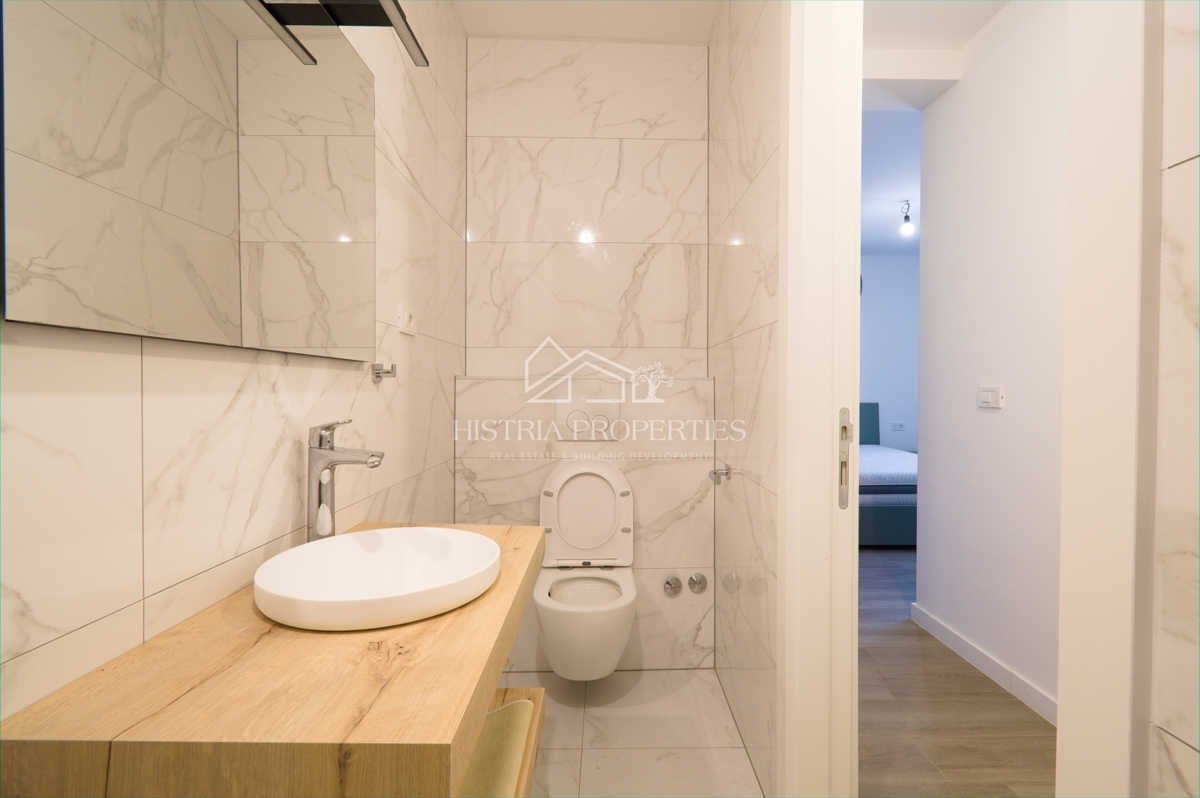 Opremljeno stanovanje v moderni novogradnji z dvoriščem 500m od plaže