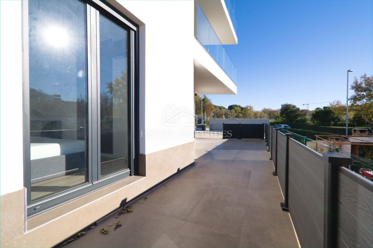 Opremljeno stanovanje v moderni novogradnji z dvoriščem 500m od plaže