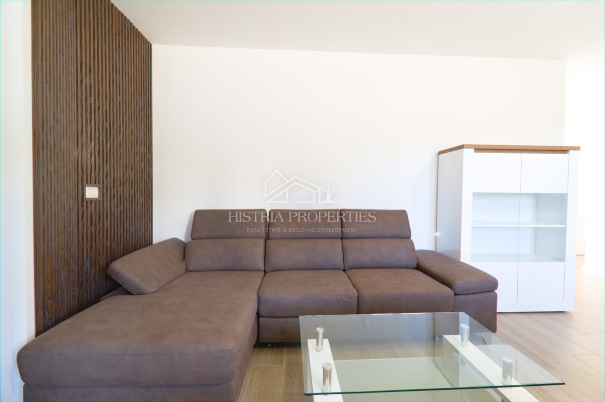 Opremljeno stanovanje v moderni novogradnji z dvoriščem 500m od plaže