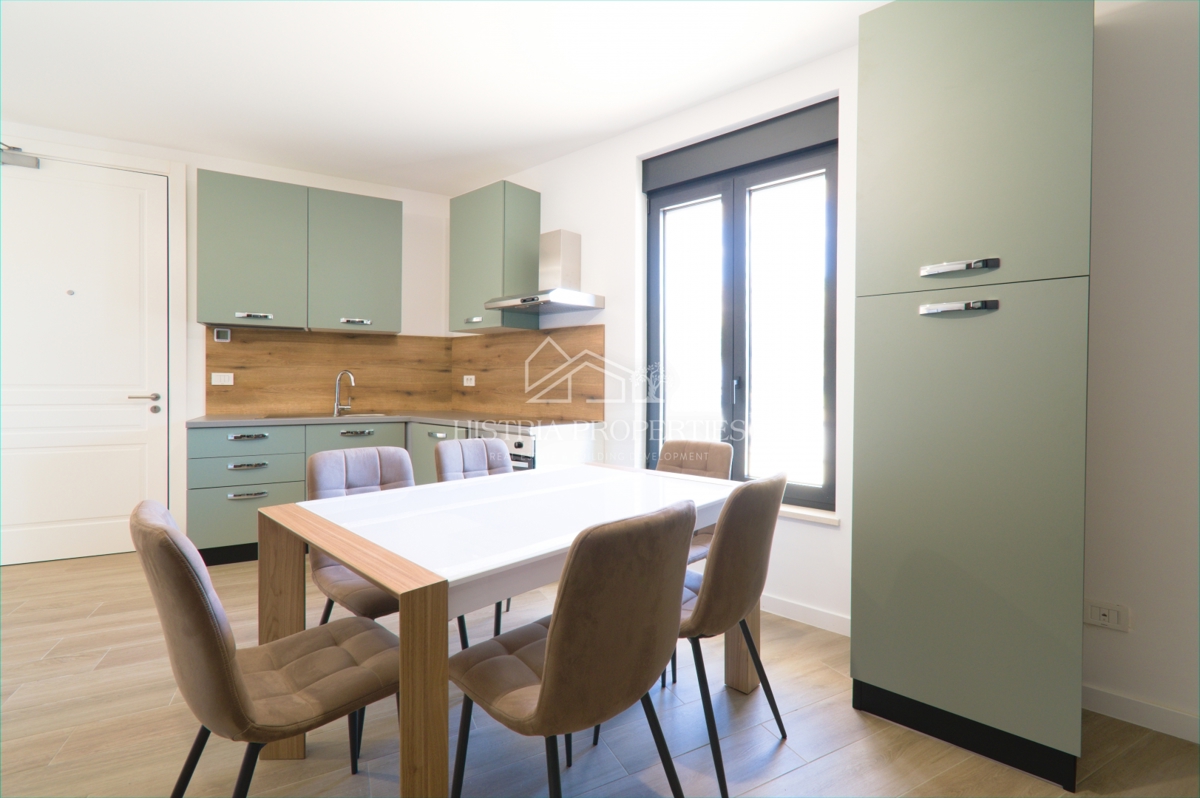 Opremljeno stanovanje v moderni novogradnji z dvoriščem 500m od plaže